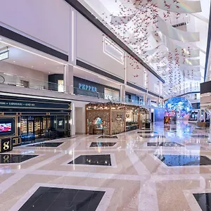 5* منتجع Conrad Vegas At World